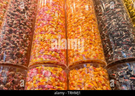 Den Haag, Niederlande - 6. Juni 2019: Candy Store in Den Haag mit gewickelte Süßigkeiten und Bonbons in Gläsern Stockfoto