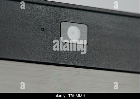 Nahaufnahme von Laptop Kamera unter Computer Bildschirm Stockfoto