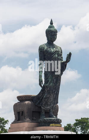 Große Bronzestatue Walking Buddha Thailand Südostasien Travel Concept. Stockfoto