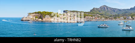 Hochauflösende Panorama von Port de Soller, malerischen kleinen Dorf am Fuße der Serra de Tramuntana, Mallorca, Spanien. Stockfoto