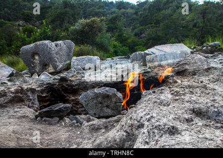 Yanartas brennende Steine ist ein geografisches Merkmal in der Nähe von Olympos Tal und Nationalpark in der Provinz Antalya in der südwestlichen Türkei Stockfoto