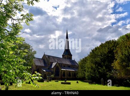 St. Bartholomä und die Anlage im Dorf Ripponden. Stockfoto