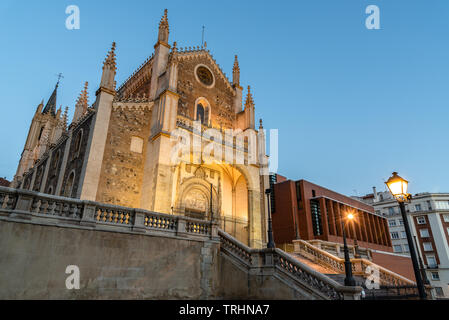 Madrid, Spanien - 14 April, 2019: Blick auf Kirche und Jeronimos Prado Museum in Madrid bei Sonnenuntergang. Es ist die größte spanische nationale Kunst Museum Stockfoto