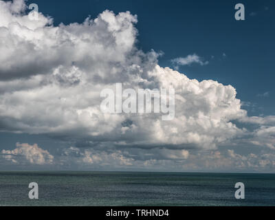 Über Meer Cloudscape, Cardigan Bay, Wales Stockfoto