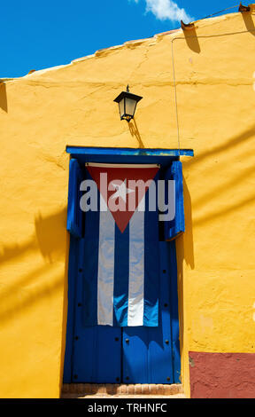 Kubanische Flagge vor dem Haus neben Plaza Mayor im historischen Zentrum von Trinidad, Kuba, Karibik Stockfoto