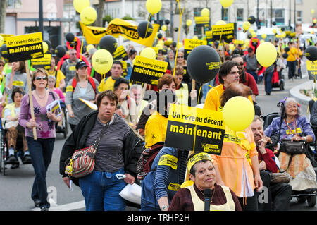 Deaktiviert werden, nehmen an der 'weder schlecht, noch unterwürfig' März, Valence, Drôme, Frankreich Stockfoto