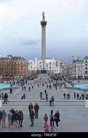 London, Großbritannien, 27. Januar 2013: Nelson Spalte und viele Touristen am Trafalgar Square in London, UK. Stockfoto