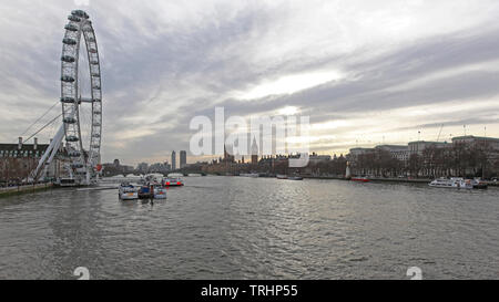 London, Großbritannien, 26. Januar 2013: Das London Eye Aussichtsrad touristische Attraktion am Südufer der Themse in London, UK. Stockfoto