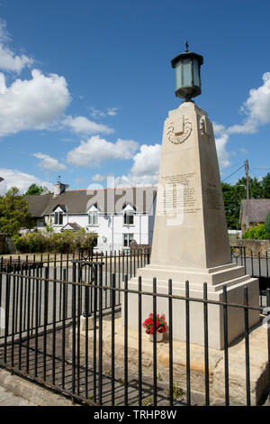 Caerwent ist ein Dorf in Monmouthshire Wales UK mit umfangreichen Römischen bleibt das Kriegerdenkmal Stockfoto