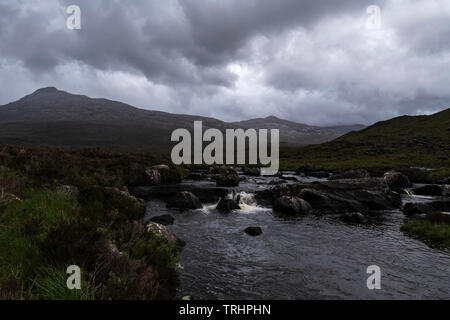 Der Fluss Torridon und Sgurr Dubh an einem trüben Sommertag in Glen Torridon, Ross und Cromarty, Schottland. 01. Juni 2019 Stockfoto