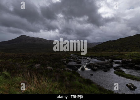 Der Fluss Torridon und Sgurr Dubh an einem trüben Sommertag in Glen Torridon, Ross und Cromarty, Schottland. 01. Juni 2019 Stockfoto