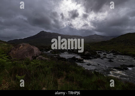 Der Fluss Torridon und Sgurr Dubh an einem trüben Sommertag in Glen Torridon, Ross und Cromarty, Schottland. 01. Juni 2019 Stockfoto