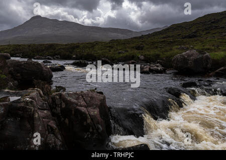 Der Fluss Torridon und Sgurr Dubh an einem trüben Sommertag in Glen Torridon, Ross und Cromarty, Schottland. 01. Juni 2019 Stockfoto