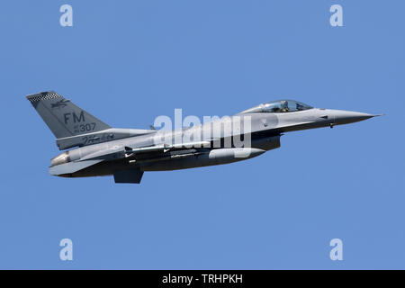 F-16C von der 93rd Fighter Squadron der USAF Reserve klettern aus RAF Lakenheath während einer Bereitstellung in Großbritannien. Stockfoto