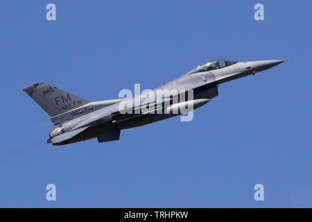 F-16C von der 93rd Fighter Squadron der USAF Reserve klettern aus RAF Lakenheath während einer Bereitstellung in Großbritannien. Stockfoto