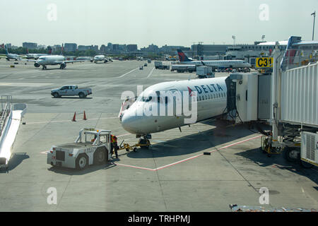 New York City, NY, USA - Juni 3, 2019: Delta Flugzeug am Gate an der New York LaGuardia Airport in Queens. Stockfoto