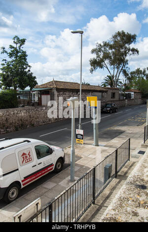 Radarkamera in Gibraltar Schild Licht Van Geländer Bäume Metall Außenansicht Pfad Haus Wolken blau Himmel Auto geparkt weiß Fahrzeug Licht Geschwindigkeit Stockfoto