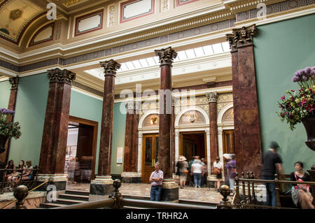 London - 6. Juli 2014: Lange Belichtung der Touristen innerhalb der National Gallery Museum Stockfoto