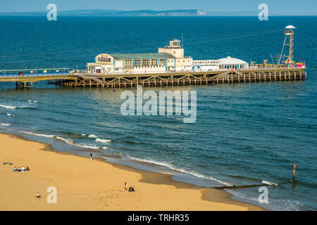 Erhöhten Blick auf Bournemouth Pier aus den Felsen über. Dorset. England. UK. Stockfoto