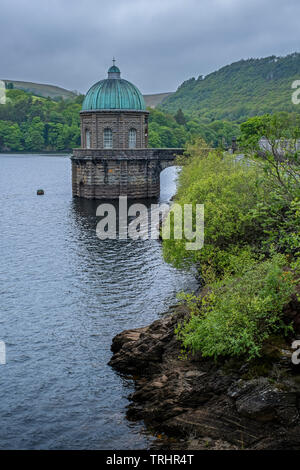 Kupfer gewölbten Turm auf der Garreg Ddu Reservoir, See, bei Elan Valley, Powys, Wales Stockfoto