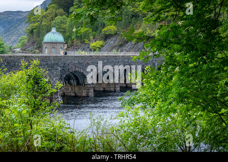 Beschränkung der Serveranzahl Staudamm von Garreg ddu Reservoir an Elan Valley, Powys, Wales Stockfoto