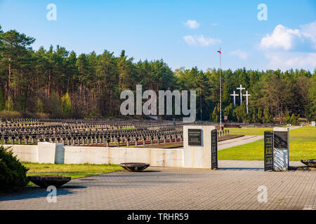 Palmiry, Masowien/Polen - 2019/04/22: Panoramablick auf den Palmiry Soldatenfriedhof - historische Gedenkstätte für die Opfer des Zweiten Weltkrieges in Warschau Stockfoto