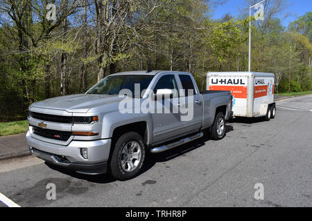 Ein 2018 Chevrolet Silverado Pickup Truck Ziehen einer U-Haul Trailer. Stockfoto