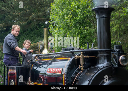 Lokomotive, Fahrer und junge, Show für Kinder, Vale von rheidol Steam Railway, Devil's Bridge Station, Wales Stockfoto