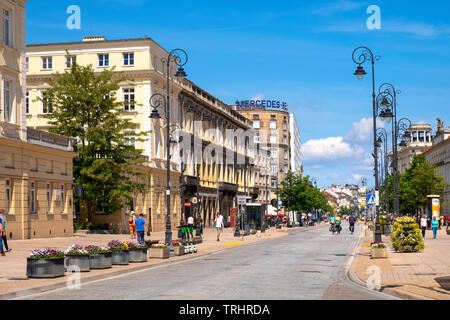 Warszawa, Masowien/Polen - 2019/06/01: Panoramablick auf das historische Krakowskie Przedmiescie Straße in der Altstadt von Warschau. Stockfoto