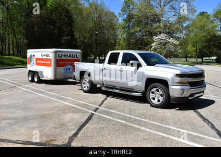 Ein 2018 Chevrolet Silverado Pickup Truck Ziehen einer U-Haul Trailer. Stockfoto