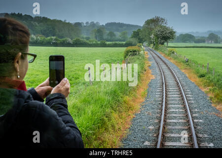 Traveller und Bahn Llanfair und Welshpool Steam Railway, Wales Stockfoto