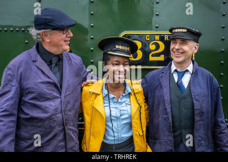Touristische und Arbeiter, Feuerwehrleute, Llanfair und Welshpool Steam Railway, Wales Stockfoto