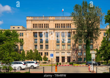 Warszawa, Masowien/Polen - 2019/06/01: Frontansicht der polnischen Regierung Ministerium der Finanzen zentrale Gebäude an der Swietokrzyska Straße Stockfoto