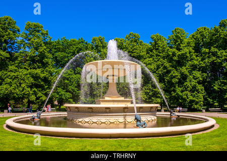 Warszawa, Masowien/Polen - 2019/06/01: historische Brunnen in der Sächsischen Garten oder Park - Ogrod Saski - älteste öffentliche Park in Warschau Stockfoto