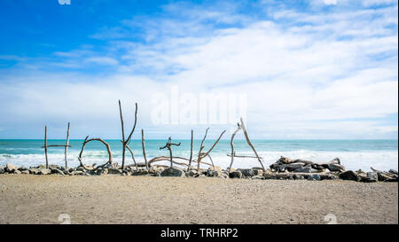 Driftwood Hokitika Zeichen, am Strand, Neuseeland Stockfoto