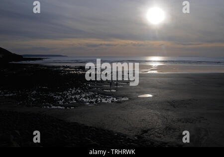 Abendsonne leuchtet Rock Pools am Strand von Westward Ho!, Devon, England Stockfoto