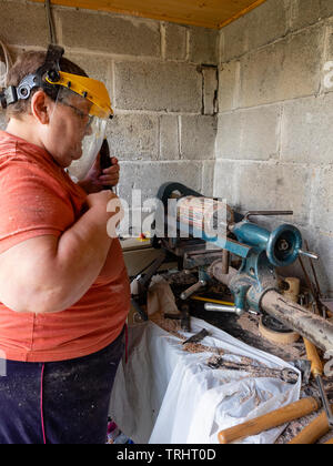 Reifen, 65 Jahr alt, Weiblich Crafter mit Composite Vase auf Ihrer Drehmaschine Stockfoto