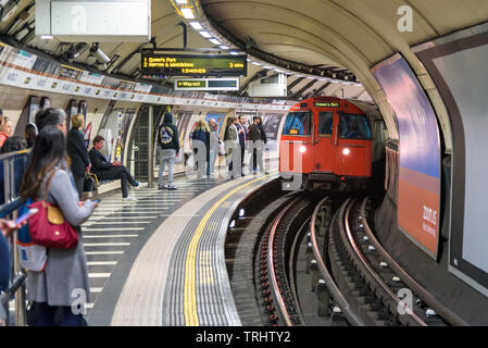 London, Großbritannien - 1. Mai 2018: Zug nähert sich die U-Bahnstation Waterloo Stockfoto