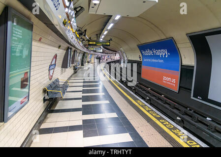 London, Großbritannien - 1. Mai 2018: Blick auf die leere U-Bahnstation Waterloo Stockfoto