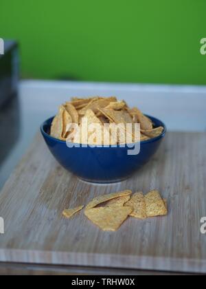 Tortilla Chips in eine blaue Schale Tex Mex Stockfoto