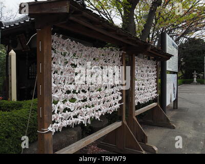 Omikuji japanische Wahrsagen Papier an Zojoji Tempel nächsten Turm nach Tokio Stockfoto