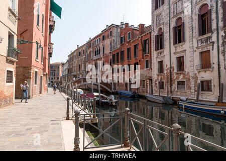 Gondeln in Venedig Seite Kanäle Stockfoto