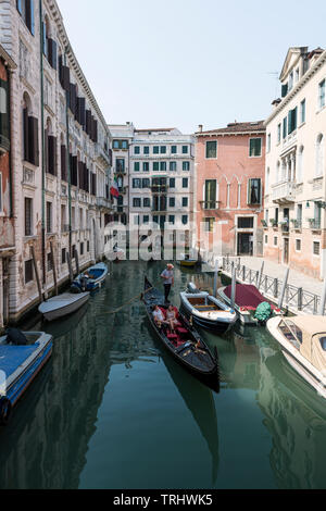 Gondeln in Venedig Seite Kanäle Stockfoto