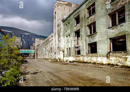 Alte zerstörte Werk in den Bergen von Karelien. Apatites. Russland Stockfoto