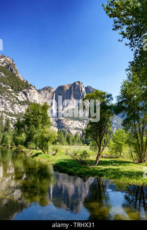 Merced River, durch Yosemite Valley National Park, an einem klaren Tag Stockfoto