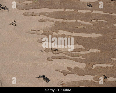 Abstrakte Muster in den Sand durch die sich zurückziehende Wellen am Strand links in St Andrews, Schottland, Großbritannien Stockfoto