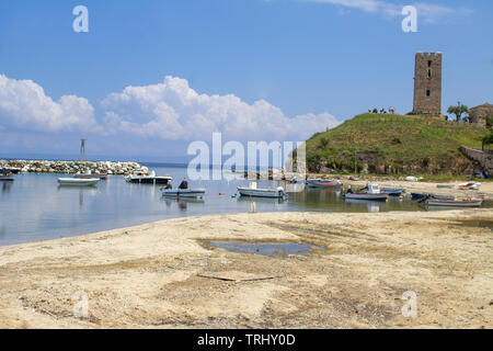 Nea Fokea, Chalkidiki, Griechenland, 16. Mai 2019. Das Dorf am Meer und Strand von Fokea, mit dem byzantinischen Turm von St. Paul, im Hintergrund. Stockfoto