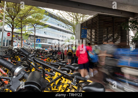SHENZHEN, China - 12.April: Morgen Szene am Fuxiang Station, die als Hafen für die Einreise nach Hongkong aus China dient, am 12. April 2018. Stockfoto
