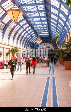 Beeindruckende gewölbten Glasdach Eingang zum Wintergarten Unterhaltung und Konferenz komplexe Blackpool Lancashire England Großbritannien Stockfoto