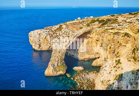 Die atemberaubende Blaue Grotte Ort inmitten der tiefblauen Mittelmeer und Filfla Insel auf Hintergrund, Wied iz-Zurrieq Dorf, Malta. Stockfoto